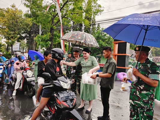 Berbagi di Bulan Suci Ramadhan, Kodim Sragen Berbagi Ratusan Takjil