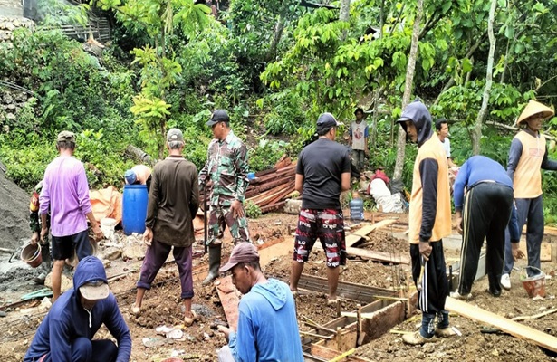 Sinergi Babinsa Kedung Banteng dan Masyarakat, Gotong Royong dalam Membangun Rumah Warga